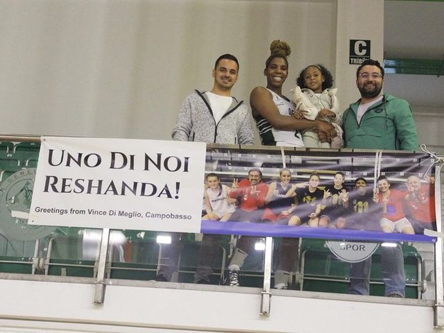 'KADIN BASKETBOL A TAKIMI OYUNCUMUZ RESHANDA GRAY İÇİN ÖZEL PANKART!'