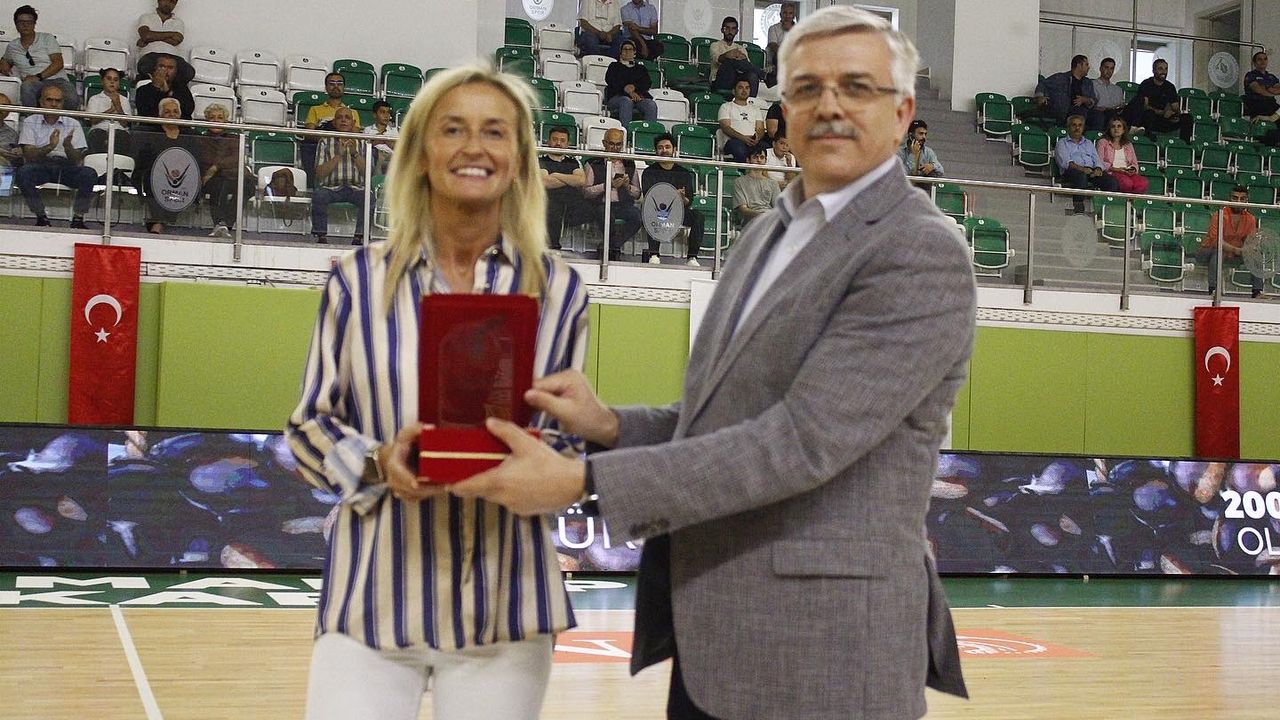 'KAPTANIMIZ NİLAY KARTALTEPE'YE PLAKET VERİLDİ'