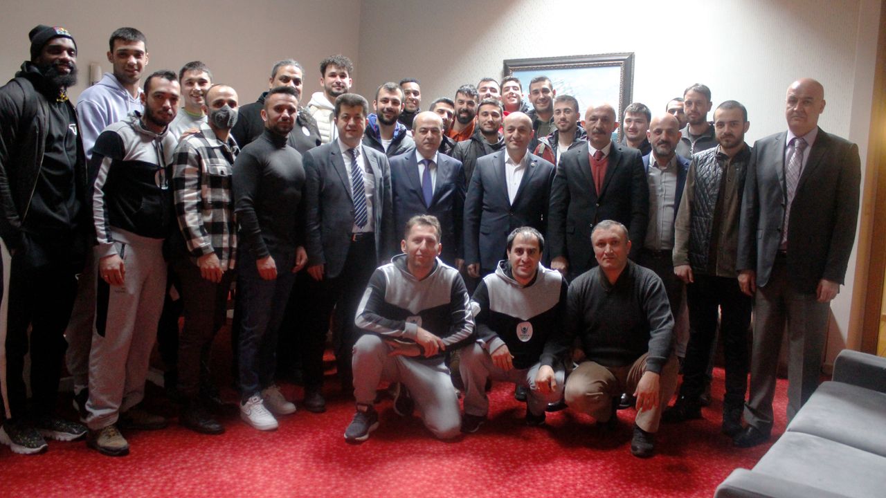 “YÖNETİM KURULUMUZDAN ERKEK A TAKIMIMIZA KAHVALTI ORGANİZASYONU!”