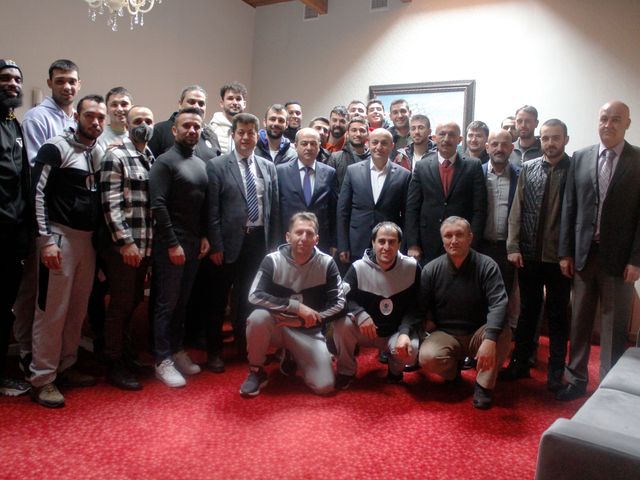“YÖNETİM KURULUMUZDAN ERKEK A TAKIMIMIZA KAHVALTI ORGANİZASYONU!”